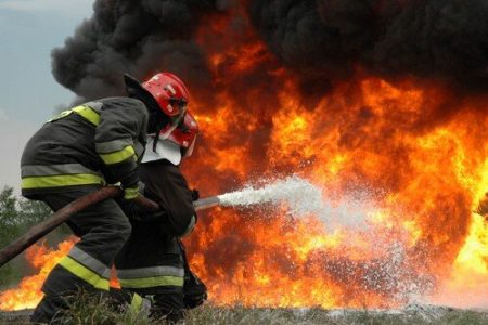 تلاش آتش نشانان دو ایستگاه عملیاتی در اطفاء حریق منزل متروکه گرگان