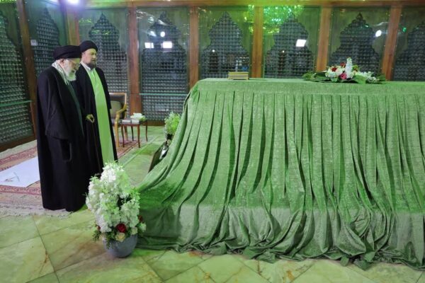 حضور مقام معظم رهبری در مرقد امام راحل