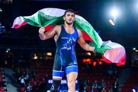 میان دشمن و وطن ننگ بر آنکه شک کند!