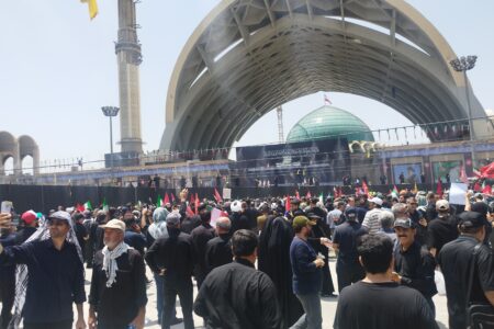 ببینید؛ حضور پرشور مردم عزادار ایران در مراسم وداع امام شهید